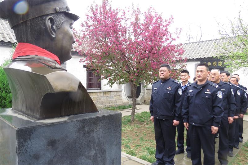 瞻仰陈毅雕像.JPG