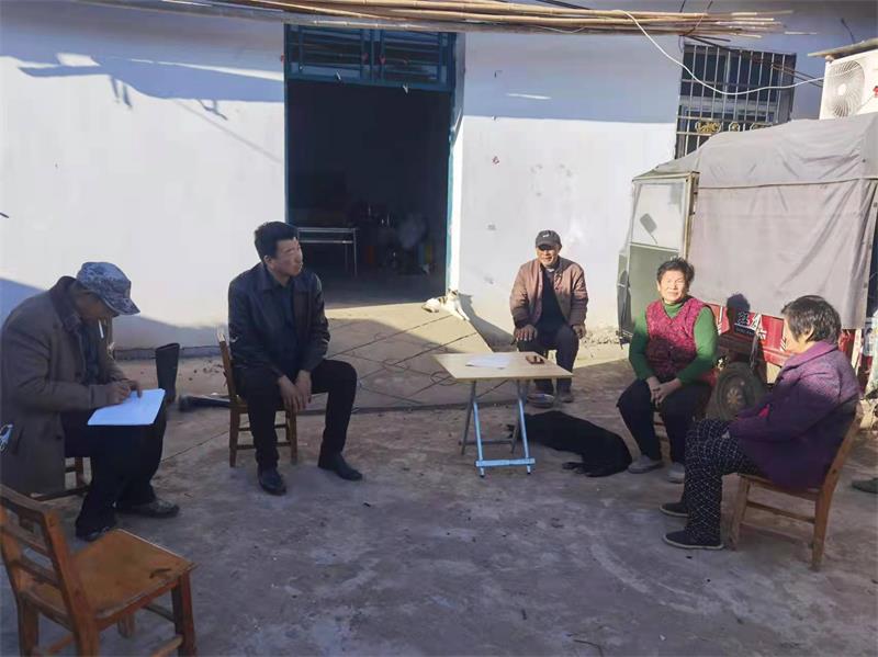 黄龙干部走访群众1.jpg