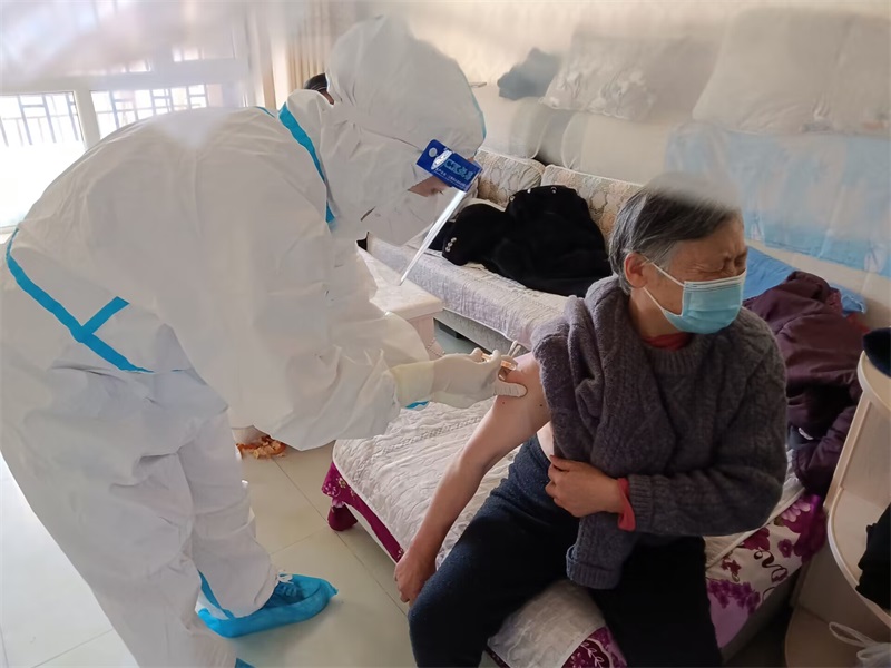 流动接种车送“苗”上门  助力接种加速度 (4).jpg