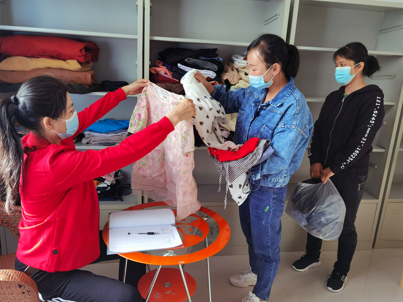 三十三团社区开展送温暖献爱心捐赠衣物活动
