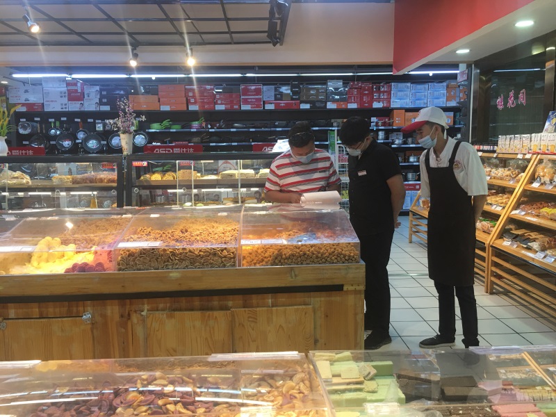 和硕县市监局检查散装食品.jpg