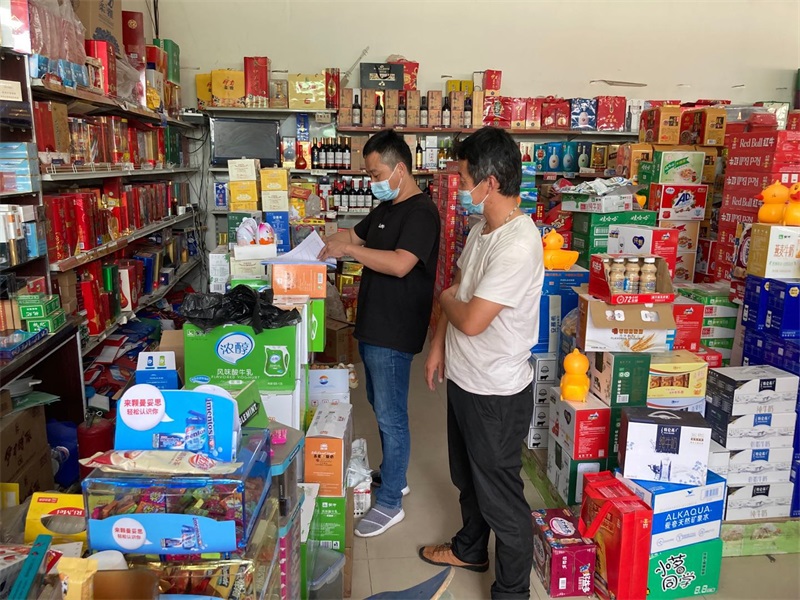 和硕县市监局检查食品经营户索票索证情况.jpg