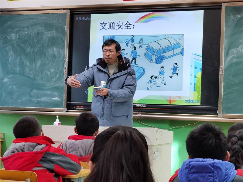 学校教研室刘伯春老师对学生进行交通安全教育.jpg
