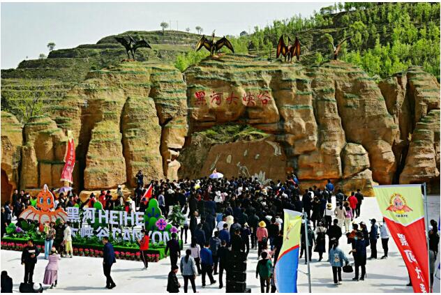 网红树,奇异花园等网红旅游项目,是庆阳地区最时尚的旅游景点,打卡必