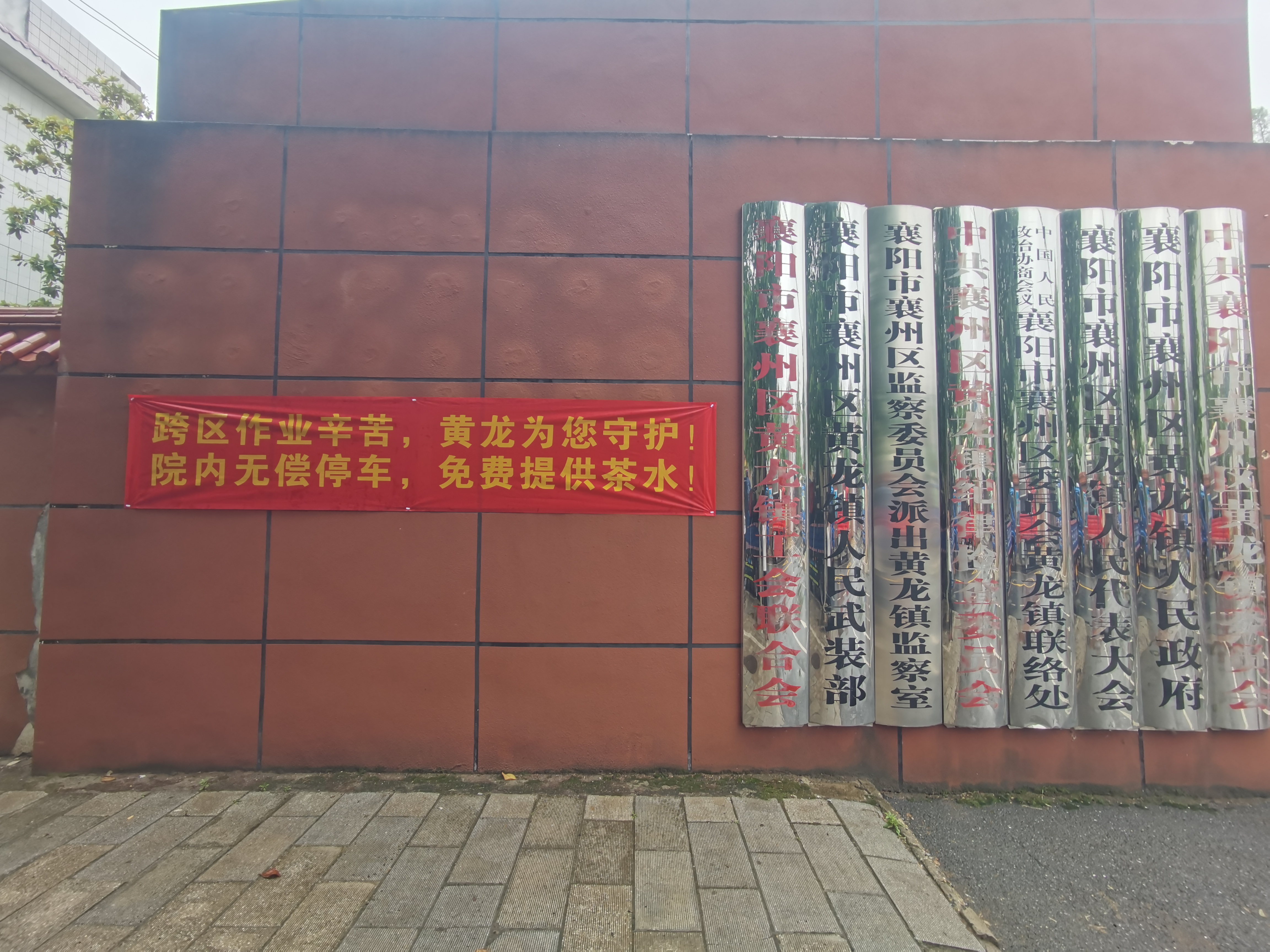 黄龙为跨区作业机手提供优质服务 (1).jpg